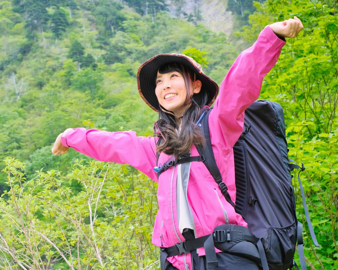 まるで奥深い場所での森林浴や滝壺付近の環境を擬似的に再現した室内環境をご用意しています。マイナスイオンにたっぷりと包まれたながら施術を受けられます。